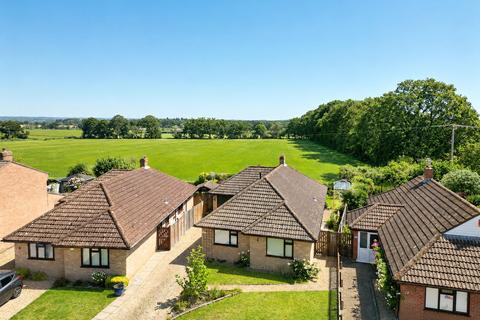 3 bed property, in Hazel Close, £415,000