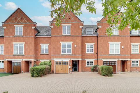 6 bed property, in Beningfield Drive, £900,000