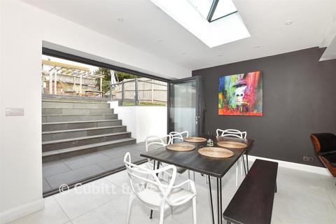 3 bed property, in Brambletyne Avenue, £550,000