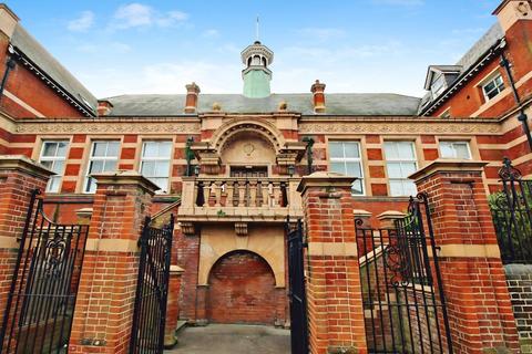 3 bed property, in Old College Court, £200,000
