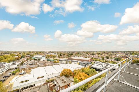 3 bed property, in Lower Mortlake Road, £475,000