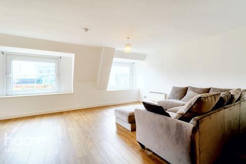 2 bed property, in Wellington Street, £325,000