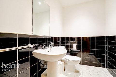 2 bed property, in Wellington Street, £325,000