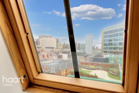 2 bed property, in Wellington Street, £325,000