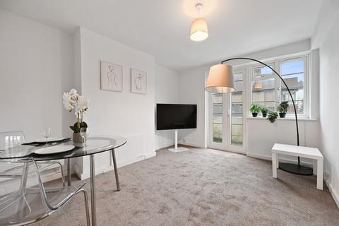 2 bed property, in Beech Lawns, £275,000