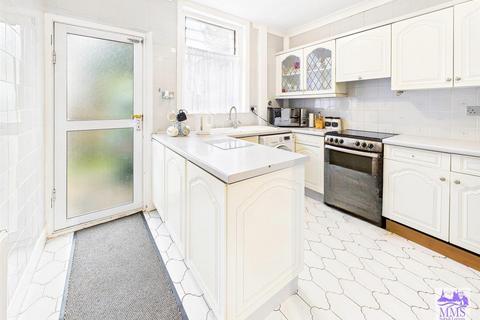 2 bed property, in Borstal Street, £230,000