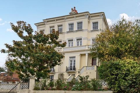 6 bed property, in Parrock Road, £850,000