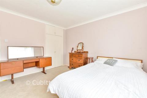 2 bed property, in Marama Gardens, £230,000