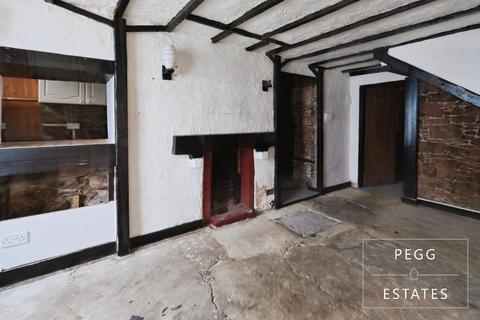 1 bed property, in Park Lane Steps, £75,000