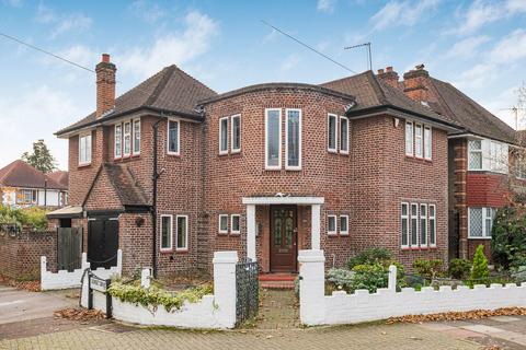 4 bed property, in Cavendish Drive, £1,100,000
