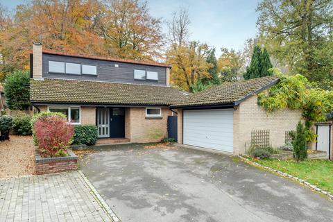 5 bed property, in Beaufort Gardens, £900,000