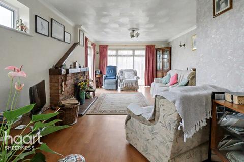 3 bed property, in Scocles Road, £360,000