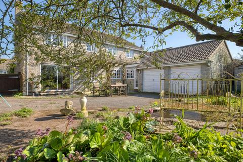 4 bed property, in Queen Street, £650,000