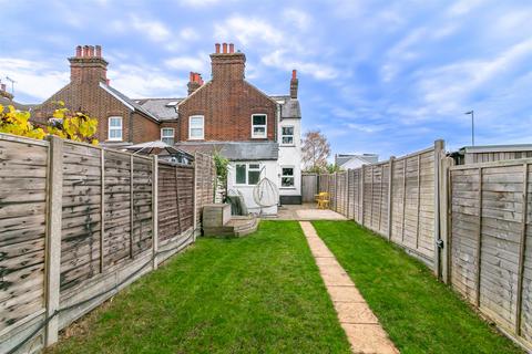 3 bed property, in Whitehill Road, £550,000
