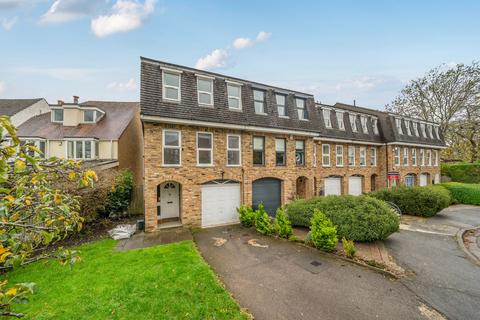 3 bed property, in Ashurst Close, £740,000