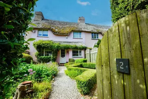 2 bed property, in 2 Waddeton Cottages, £250,000