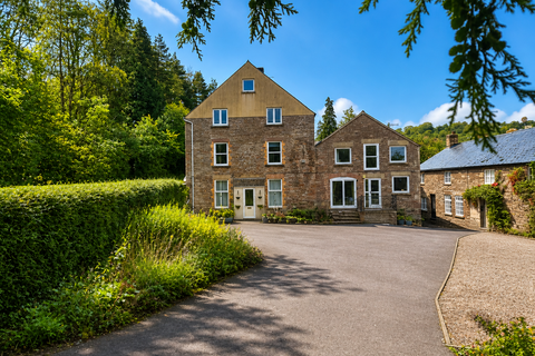 6 bed property, in Moorfield Avenue, £225,000