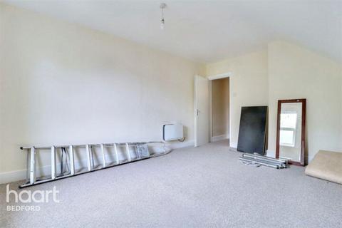 2 bed property, in Shakespeare Road, £175,000
