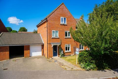 4 bed property, in Macmillan Way, £290,000