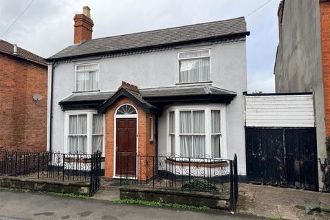 2 bed property, in Western Road, £250,000
