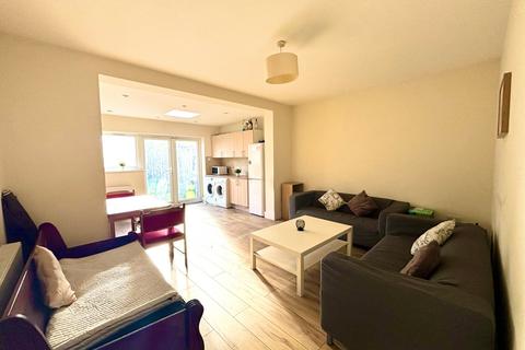 4 bed property, in Central Road, £599,950