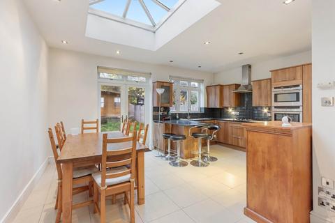 3 bed property, in Tottenhall Road, £600,000