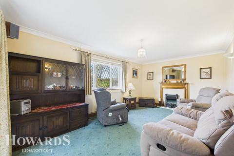 2 bed property, in Lansdowne Road, £250,000