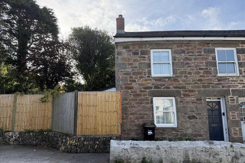 2 bed property, in Redruth TR15, £220,000