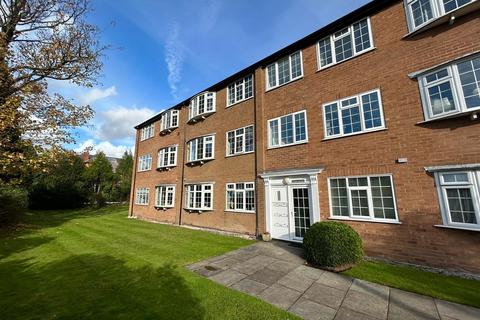 2 bed property, in Irlam Road, £170,000