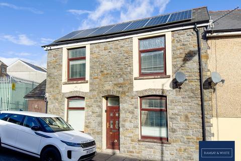 4 bed property, in Bridge Street, £130,000