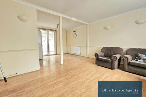 4 bed property, in Cedar Road, £399,950