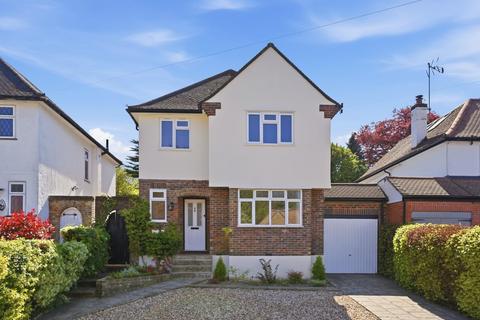 3 bed property, in Downs Way Close, £775,000