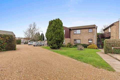1 bed property, in Oakengrove Road, £200,000