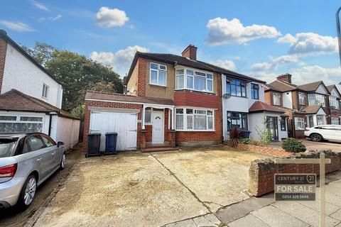 3 bed property, in Dorset Avenue, £875,000
