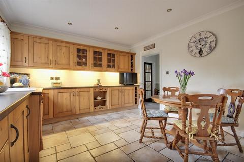 4 bed property, in Dunswell Lane, £490,000