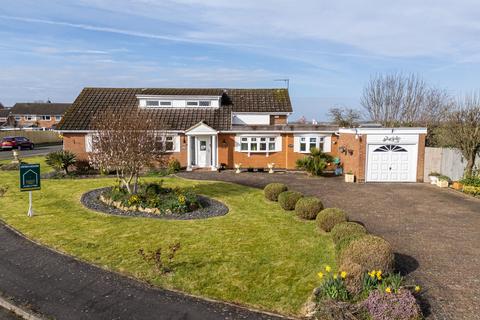 3 bed property, in Warkton Lane, £550,000