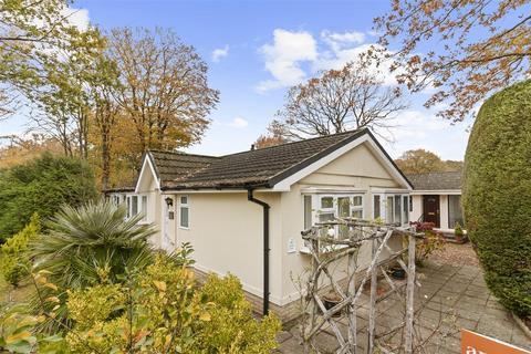 2 bed property, in Deanland Wood Park, £200,000