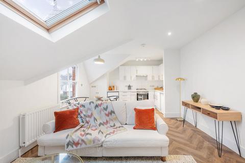 1 bed property, in Woodstock Road, £275,000