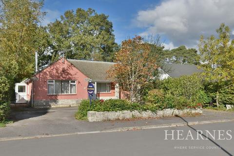 3 bed property, in Longacre Drive, £450,000