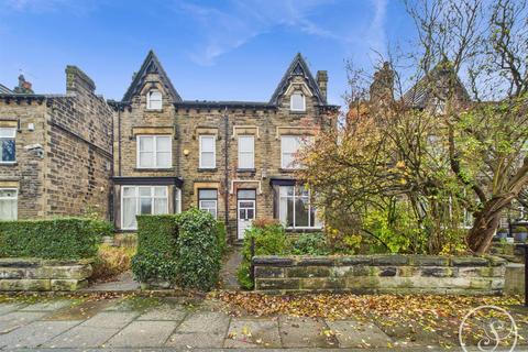 4 bed property, in Hollyshaw Walk, £375,000