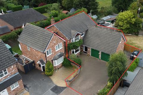 4 bed property, in The Paddock, £550,000