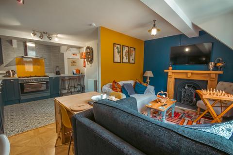 2 bed property, in Somerset Court, £310,000