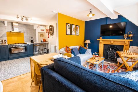 2 bed property, in Somerset Court, £310,000