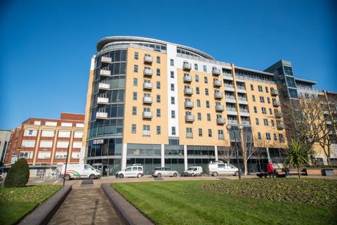 1 bed property, in Queens Dock Avenue, £65,000