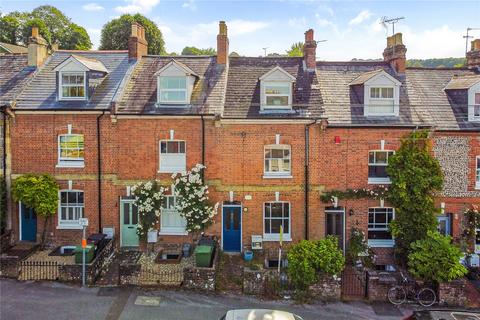 4 bed property, in Avenue Road, £695,000