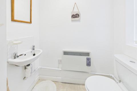 3 bed property, in Heath Road, £145,000
