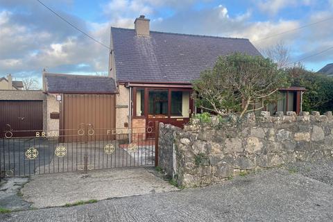 3 bed property, in Rhostrehwfa, £235,000