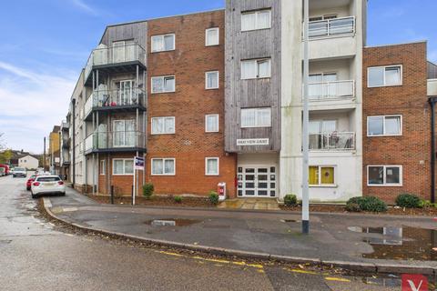 1 bed property, in Dudley Street, £165,000