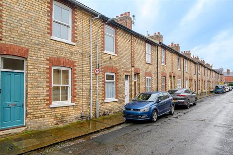 2 bed property, in Sutherland Street, £270,000