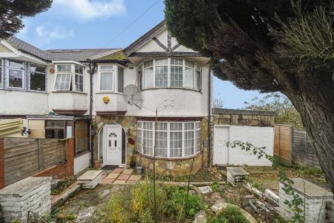 4 bed property, in Fairfields Crescent, £599,500